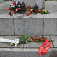 Květiny od KV KSČM Praha u pomníku rudoarmějcům na Olšanských hřbitovech v Praze (2020)