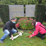 Zástupci KV KSČM Praha pokládají květiny k pomníku českým a slovenským rudoarmějcům na Olšanských hřbitovech v Praze (2020)
